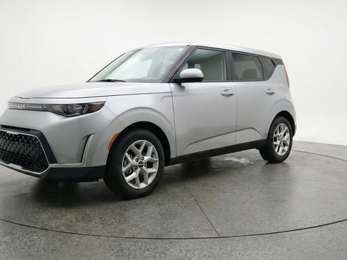 Used 2025 Kia Soul LX w/ LX Technology Package image 3