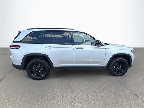 Used 2024 Jeep Grand Cherokee Altitude AWD/4WD image 3
