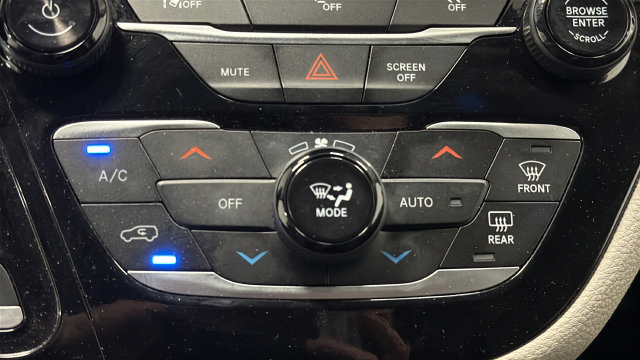 Used 2024 Chrysler Pacifica Limited FWD image 17