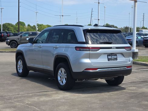 Used 2025 Jeep Grand Cherokee Laredo RWD image 7