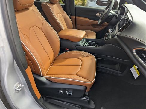 New 2026 Chrysler Pacifica Pinnacle image 35