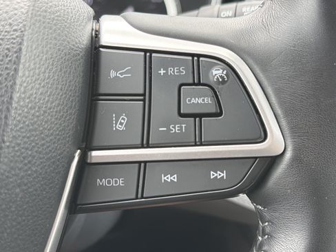 Used 2022 Toyota Highlander XLE AWD/4WD image 30