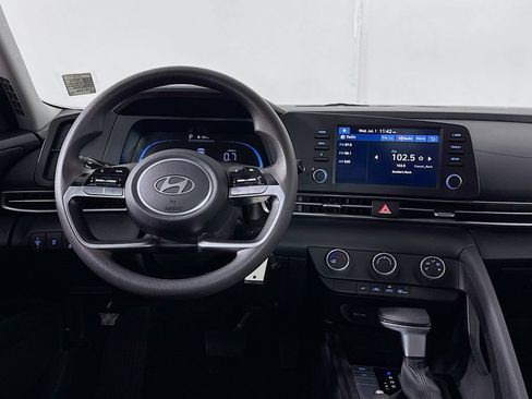 Used 2024 Hyundai Elantra SE FWD image 11