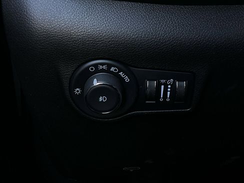 Used 2025 Jeep Compass Trailhawk image 21