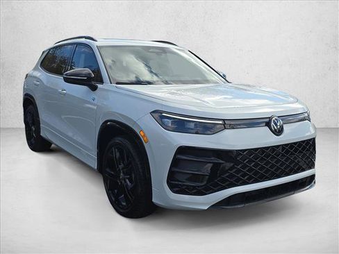 New 2026 Volkswagen Tiguan SE R-Line image 9