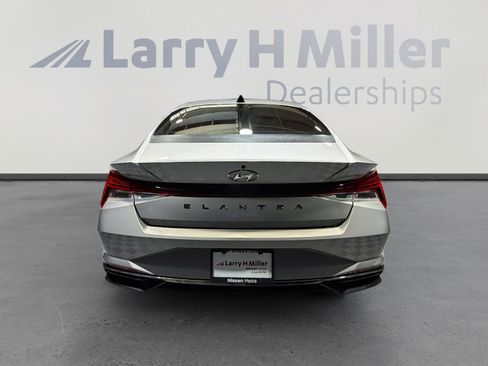 Used 2022 Hyundai Elantra SEL w/ Convenience + Premium Package FWD image 4