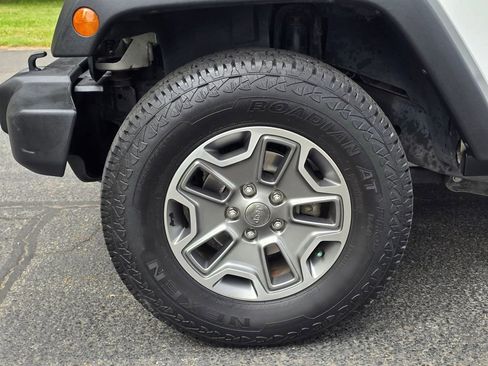 Used 2015 Jeep Wrangler Unlimited Rubicon w/ Connectivity Group AWD/4WD image 10