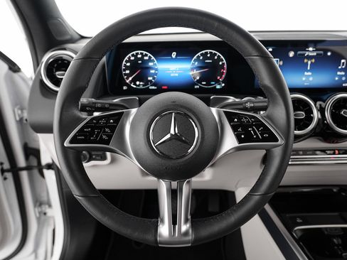Used 2025 Mercedes-Benz GLB 250 4MATIC image 9