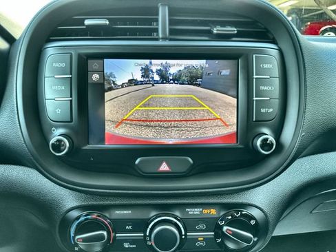 Used 2023 Kia Soul LX w/ LX Technology Package FWD image 24
