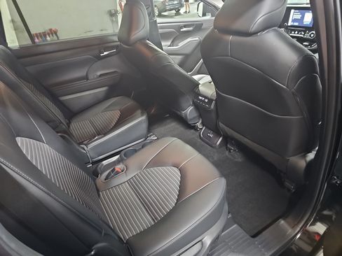 Used 2023 Toyota Highlander XSE FWD image 11