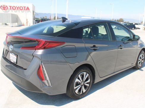 Used 2018 Toyota Prius Prime Plus FWD image 3