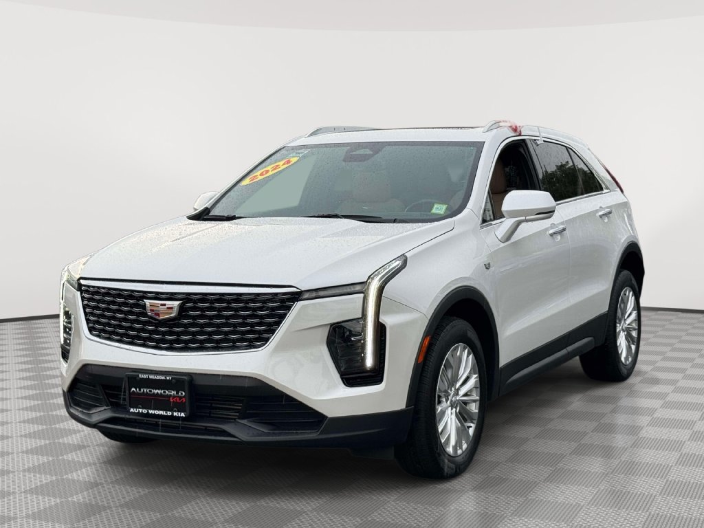Used 2024 Cadillac XT4 Luxury w/ Cold Weather Package FWD image 3