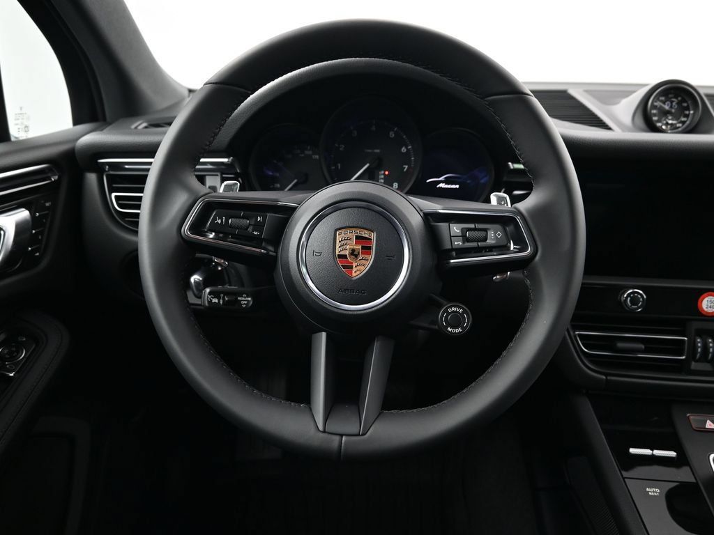 Certified 2026 Porsche Macan AWD/4WD image 13