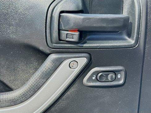 Used 2018 Jeep Wrangler Unlimited Sahara AWD/4WD image 20