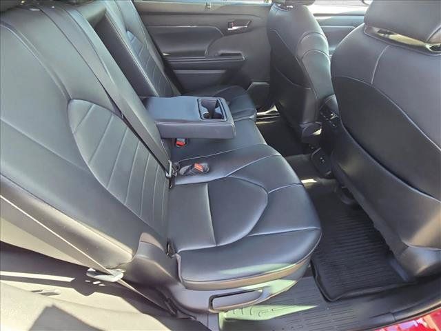 Used 2021 Toyota Highlander XLE FWD image 21