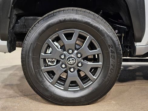 Used 2025 Toyota 4Runner SR5 AWD/4WD image 17