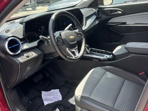 Used 2025 Chevrolet Trax LT w/ LT Convenience Package FWD image 3