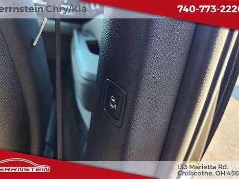 Used 2025 Kia Carnival FWD image 31