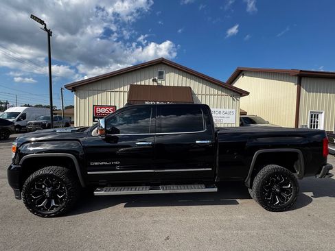 Used 2019 GMC Sierra 2500 Denali AWD/4WD image 2