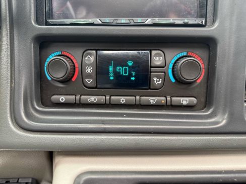 Used 2005 Chevrolet Avalanche 2500 w/ Preferred Equipment Group image 50