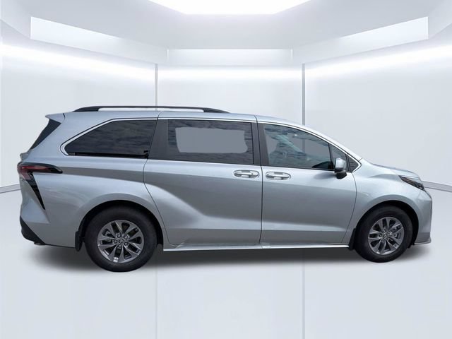 Used 2024 Toyota Sienna XLE FWD image 3