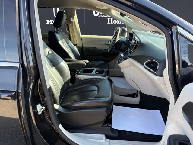 Used 2023 Chrysler Pacifica Touring-L FWD image 16