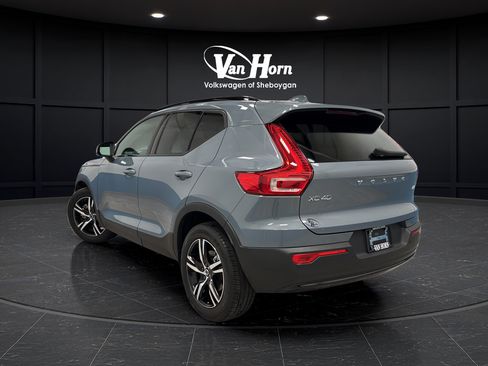 Used 2023 Volvo XC40 B5 Plus AWD/4WD image 5