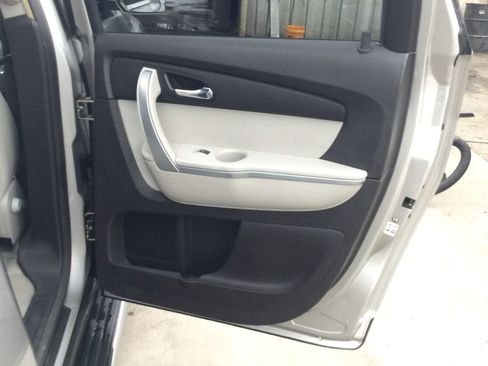 Used 2008 GMC Acadia SLT w/ Cargo Convenience Package image 16