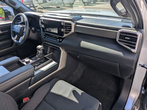 Used 2025 Toyota Sequoia SR5 AWD/4WD image 36