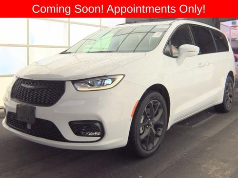 Used 2021 Chrysler Pacifica Limited w/ Uconnect Theater Family Group AWD/4WD image 1