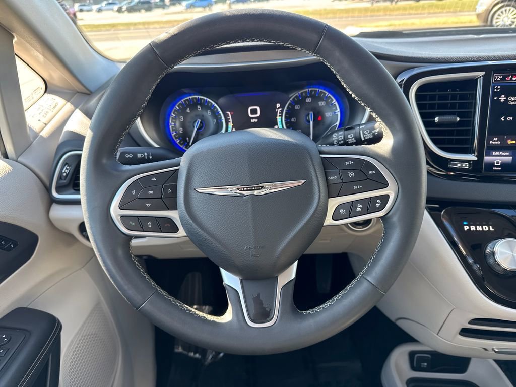 Used 2024 Chrysler Pacifica Touring-L FWD image 17