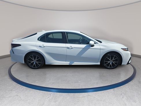 Used 2024 Toyota Camry SE FWD image 4