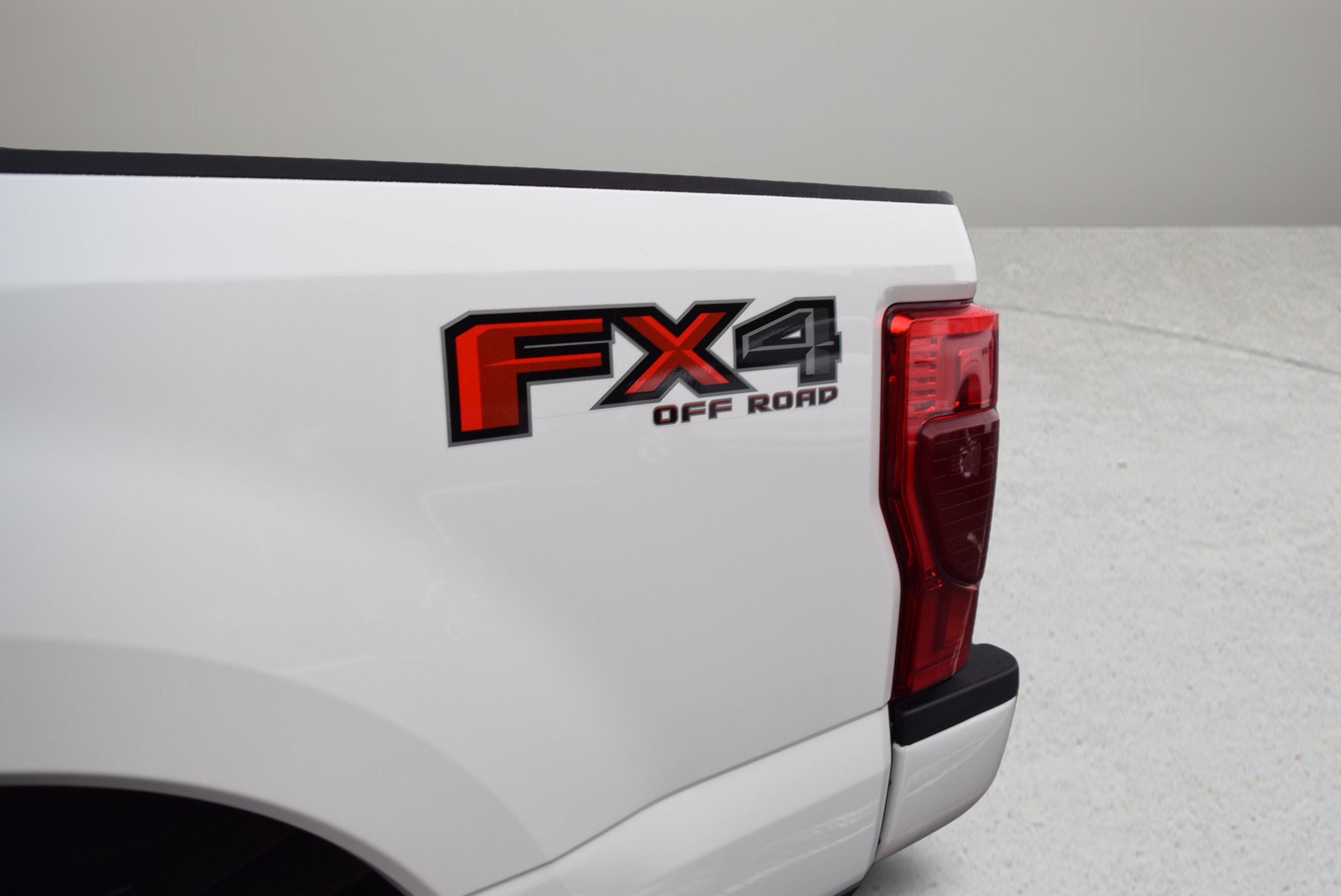 Used 2022 Ford F350 Platinum w/ FX4 Off-Road Package AWD/4WD image 8