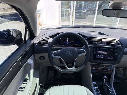 Certified 2023 Volkswagen Tiguan SE w/ Panoramic Sunroof Package AWD/4WD image 16