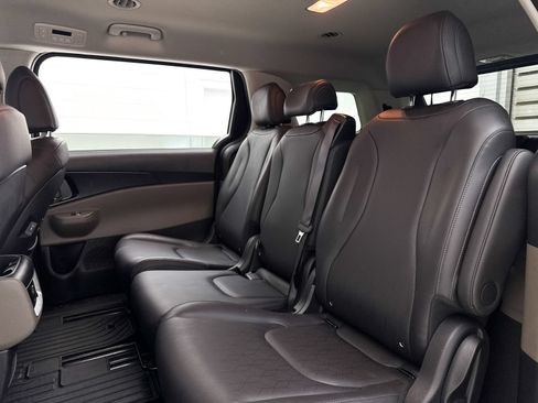 Used 2026 Kia Carnival FWD image 32