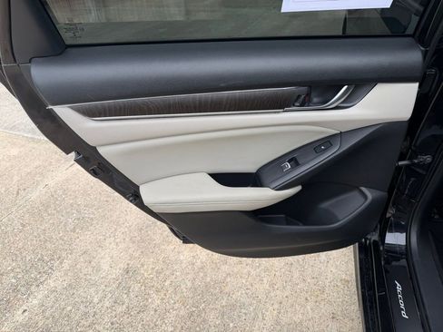Used 2018 Honda Accord Touring image 15