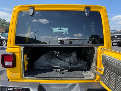 Used 2019 Jeep Wrangler Unlimited Sahara w/ Uconnect 4C Nav & Sound Group AWD/4WD image 13