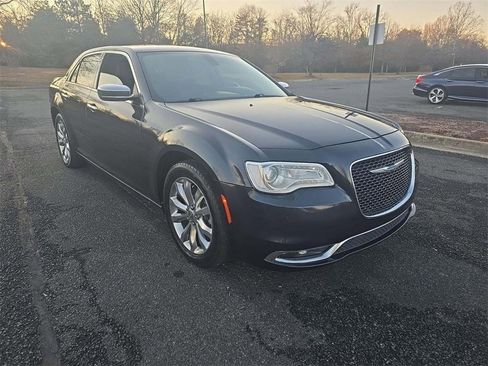 Used 2018 Chrysler 300 Limited image 2