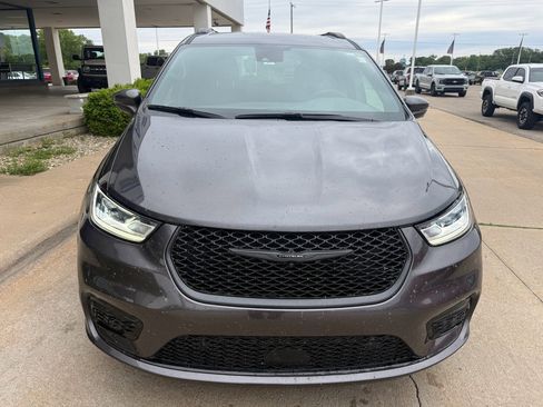 Used 2022 Chrysler Pacifica Touring-L w/ Uconnect Theater Family Group FWD image 3