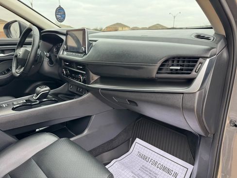 Used 2025 Nissan Rogue SV w/ SV Premium Package image 36