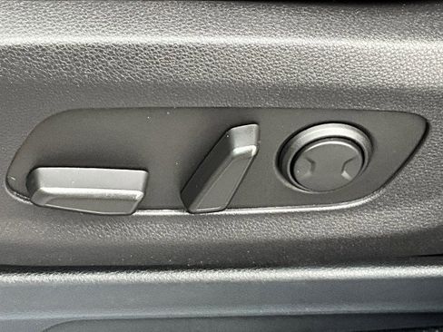 Used 2024 Kia Carnival LX image 36