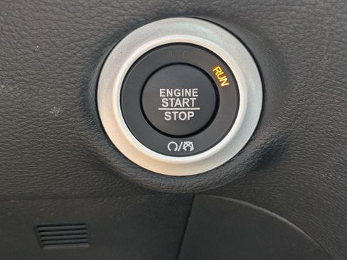 Used 2025 Chrysler Pacifica Limited FWD image 26