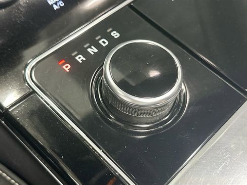 Used 2019 Land Rover Range Rover Velar R-Dynamic SE image 18