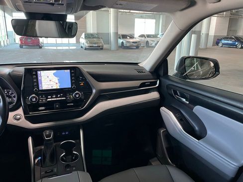 Used 2022 Toyota Highlander XLE AWD/4WD image 45