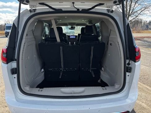 Certified 2024 Chrysler Pacifica Select image 17