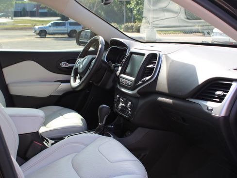 Used 2016 Jeep Cherokee Overland w/ Technology Group AWD/4WD image 22