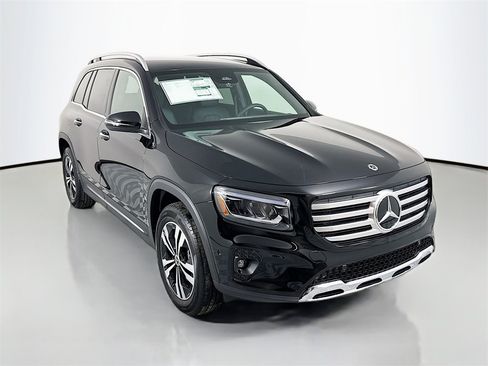 Used 2025 Mercedes-Benz GLB 250 4MATIC image 3