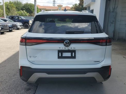Certified 2026 Volkswagen Tiguan SE AWD/4WD image 5