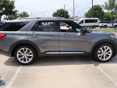 Certified 2022 Ford Explorer Platinum w/ Equipment Group 601A RWD image 2