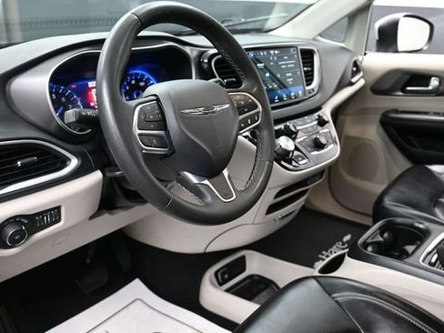 Used 2023 Chrysler Pacifica Touring-L FWD image 14